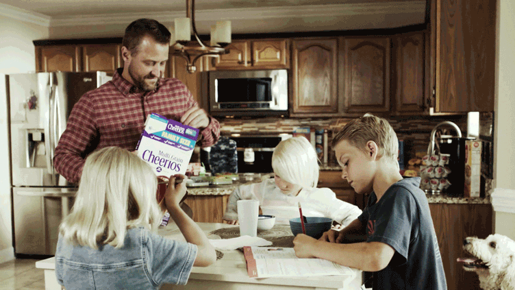 Family eating breakfast products that Ryder's logistics have helped to deliver